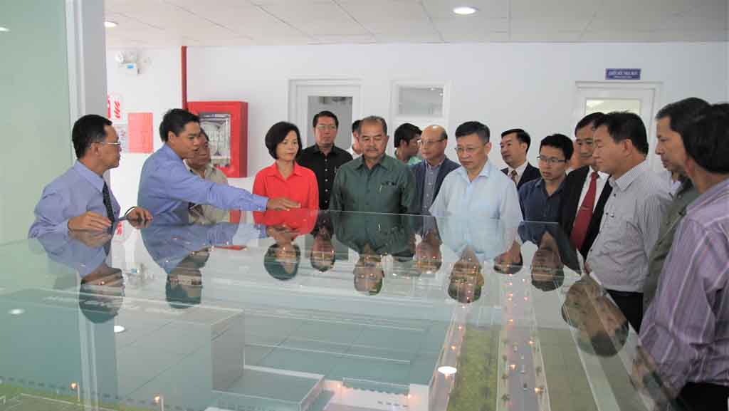 Đoàn đại biểu Đảng Nhân dân cách mạng Lào quan sát mô hình thu nhỏ của Nhà máy Sữa Việt Nam