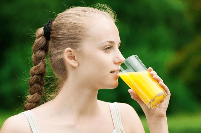 Uống nhiều nước ép rau củ quả giúp bổ sung vitamin khoáng chất ngăn ngừa mụn từ bên trong