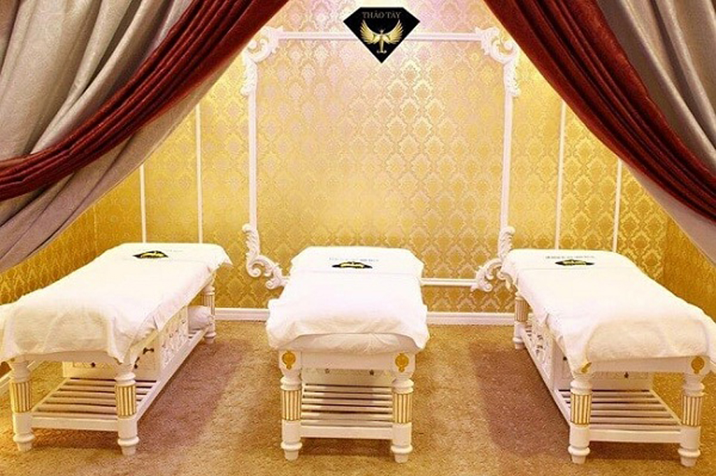 Mẫu giường chạm trổ dát vàng thiết kế riêng cho Thảo Tây Spa