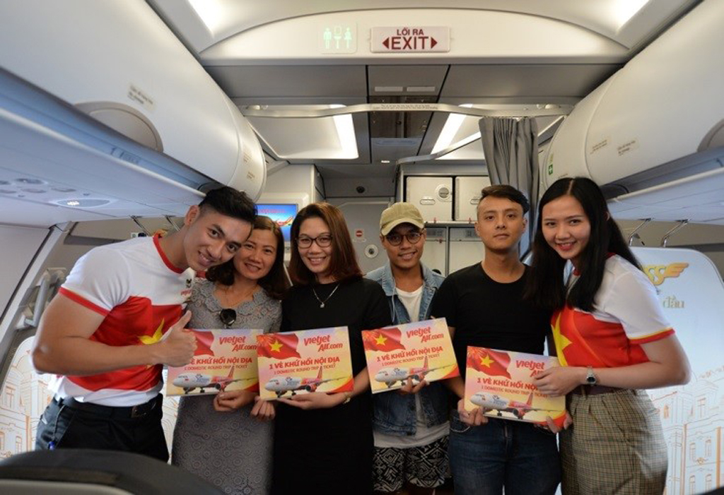 Các hành khách may mắn nhận được vé máy bay khứ hồi của Vietjet