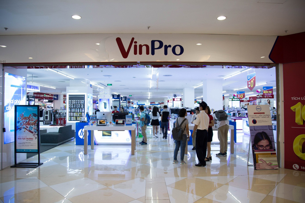 Các bạn trẻ tranh thủ vào siêu thị điện máy và công nghệ VinPro để cập nhật các chương trình khuyến mãi
