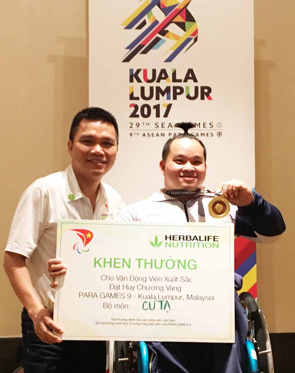 Không phụ lòng người hâm mộ, Nguyễn Bình An xuất sắc đạt HCV ngay từ những ngày đầu tiên Paragames 9 bùng nổ và vinh dự nhận thưởng nóng từ Herbalife Việt Nam