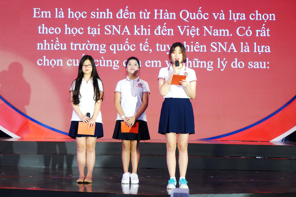 3 học sinh gây "sốt" chương trình bằng phát biểu tiếng Anh ấn tượng. Từ trái qua: Huỳnh Phan Đoan Trang, Trương Hoàng Anh Thư, Huyn Ju