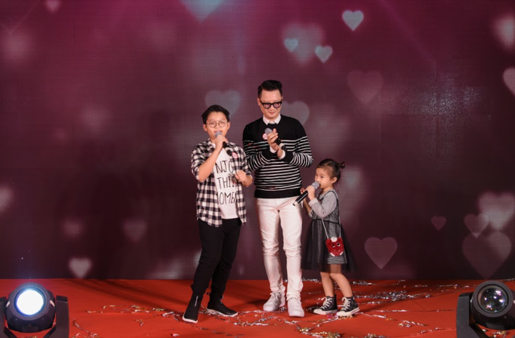 3 bố con Hoàng Bách biểu diễn rất dễ thương tại họp báo ra mắt thương hiệu truyền thông mới của Tổng cục Du lịch Singapore