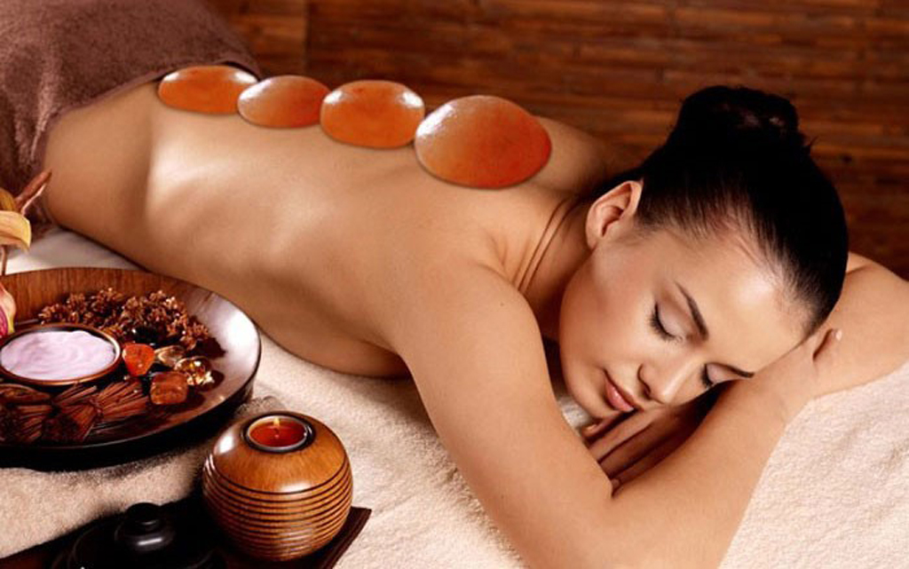 Khách hàng thực hiện dịch vụ massage body với giường massage và đá