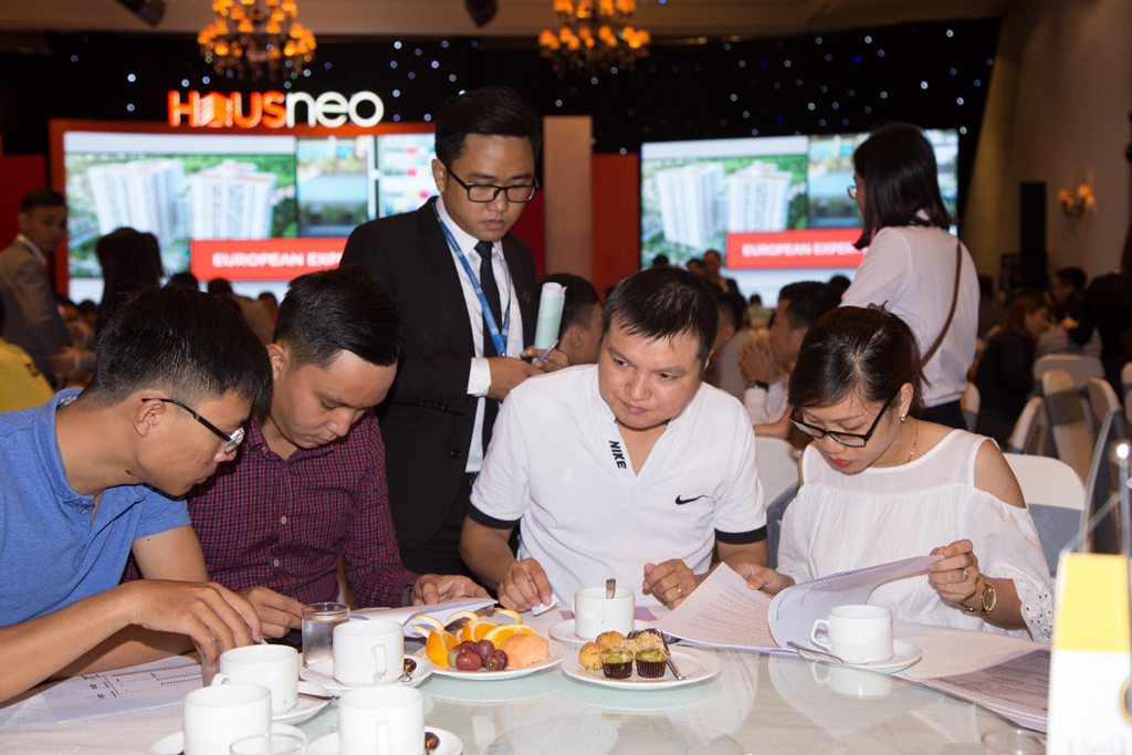 Đông đảo khách hàng và nhà đầu tư đã chọn HausNeo vì uy tín và tầm nhìn của chủ đầu tư - Công ty cổ phần EZ Land Việt Nam