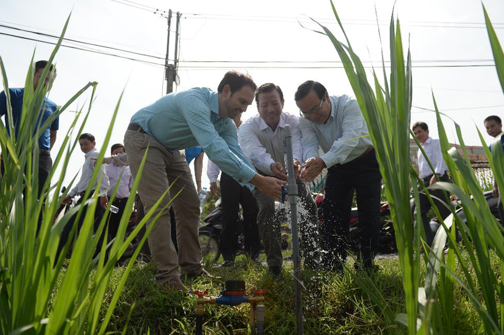  Đại diện chính quyền địa phương và Heineken Việt Nam tại công trình nước cho cộng đồng