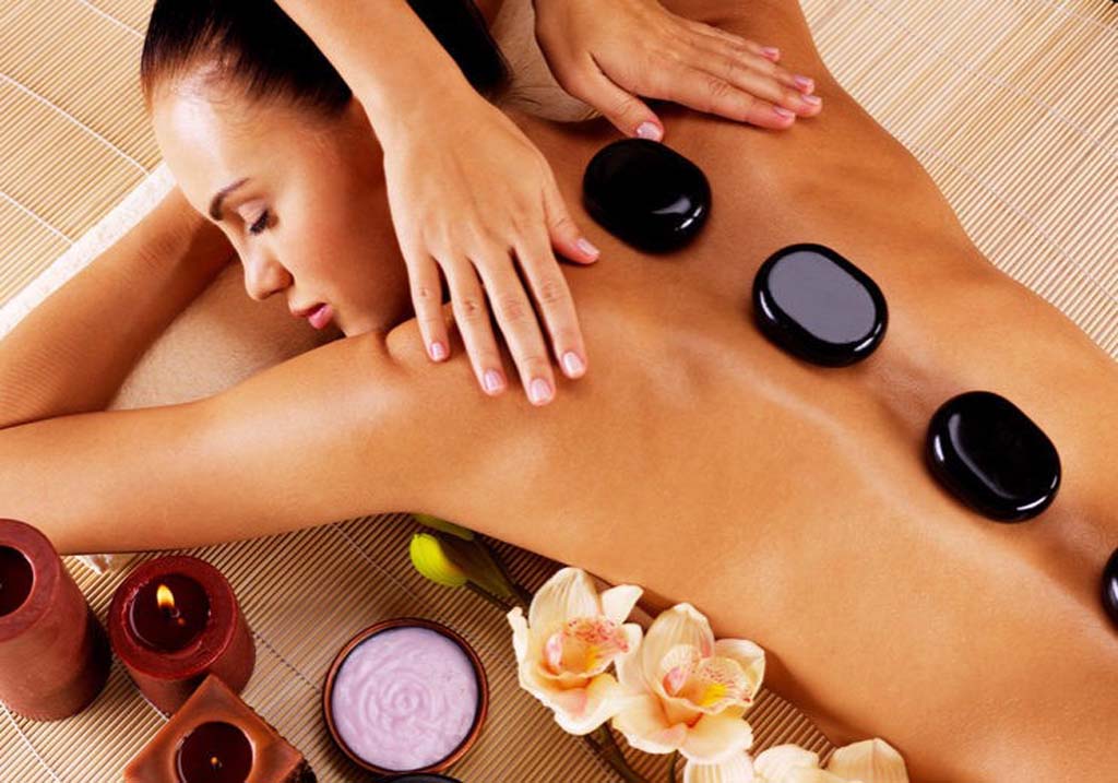 Massage body với đá nóng