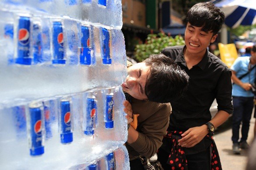 Các bạn trẻ hào hứng tham gia thử thách “Phá đá ngày nóng” cùng tủ đá Pepsi khổng lồ