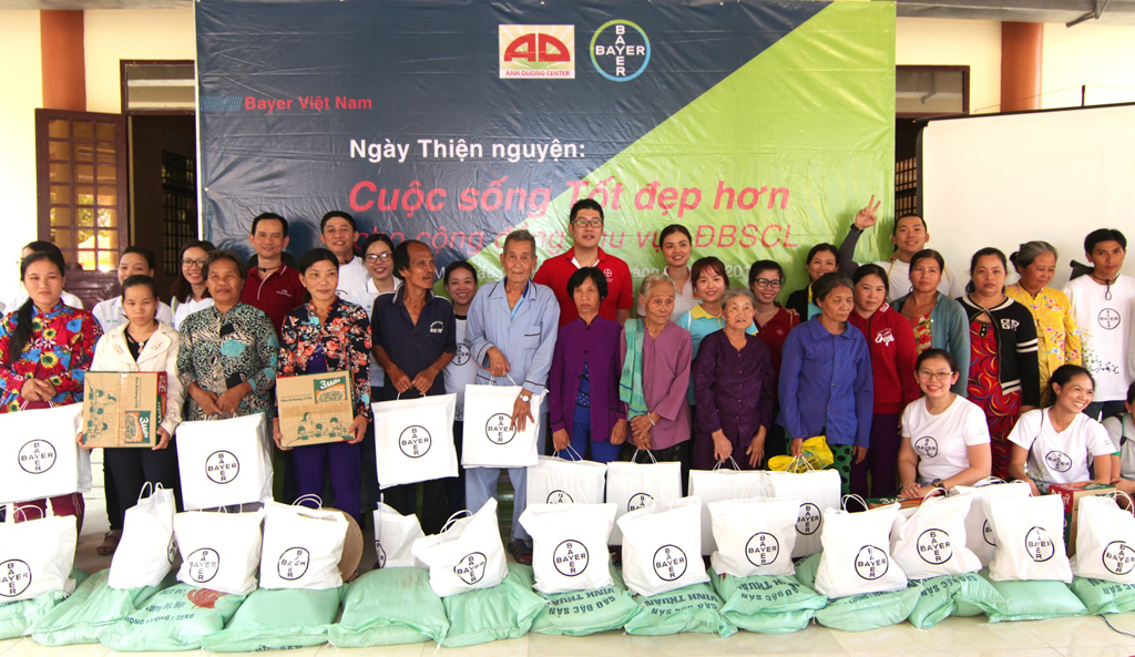 Công đoàn Bayer Việt Nam tặng quà cho các hộ dân có hoàn cảnh khó khăn trên địa bàn tỉnh Hậu Giang