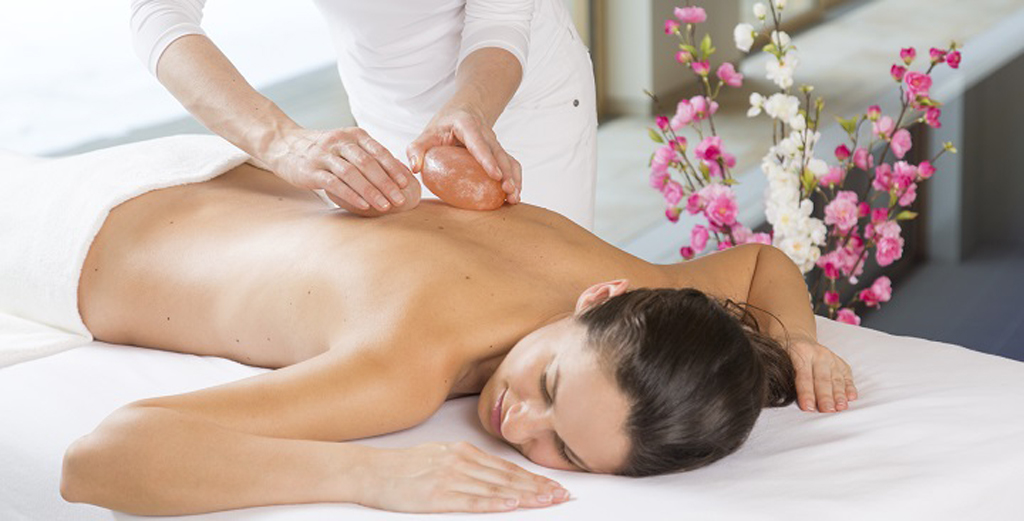 Massage đá muối Himalaya giải tỏa mệt mỏi, căng thẳng