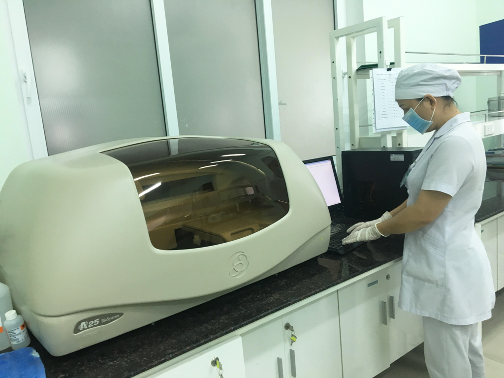 ThS Lư Thị Thu Huyền, Khoa Xét nghiệm y học, Trung tâm Chẩn đoán y khoa đang vận hành máy ELISA tự động 