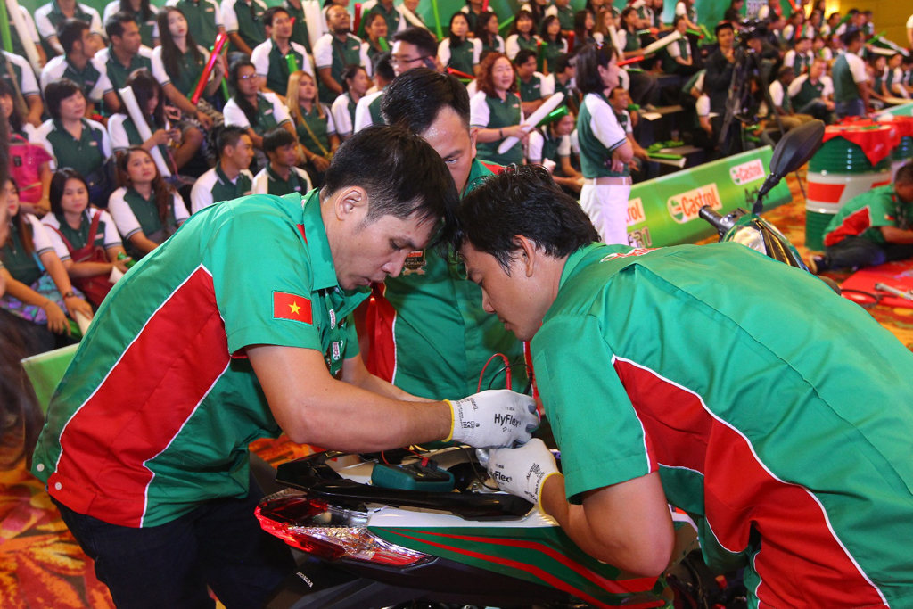 Đội tuyển Việt Nam dồn hết tâm trí và sự tập trung cao độ cho bài thi sửa lỗi xe máy với áp lực thời gian vô cùng căng thẳng tại cuộc thi