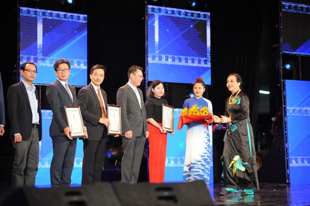 Đại diện nhà tài trợ kim cương Công ty CP Cơ điện lạnh Đại Việt (từ bên phải sang) được trao bằng khen từ ban tổ chức LHP