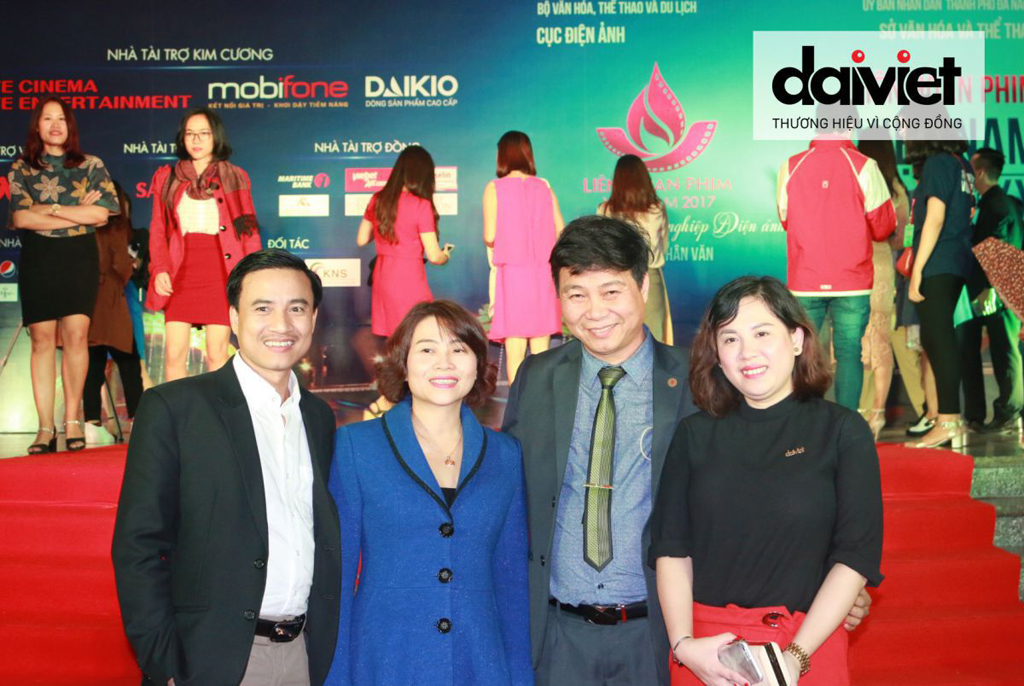 Đại diện nhà tài trợ cùng các nhà phân phối của Đại Việt chụp hình kỷ niệm tại liên hoan phim