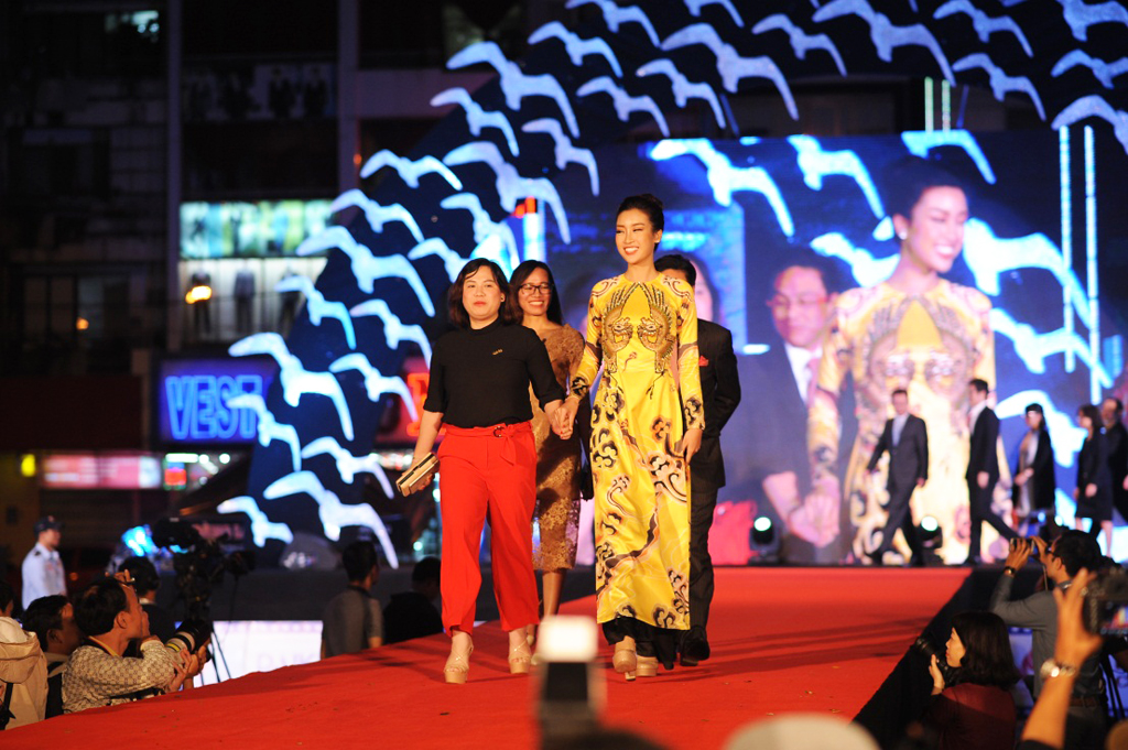 Bà Ngô Lan Chi - Giám đốc phát triển chiến lược và thương hiệu Công ty CP CĐL Đại Việt trên thảm đỏ cùng Hoa hậu Mỹ Linh