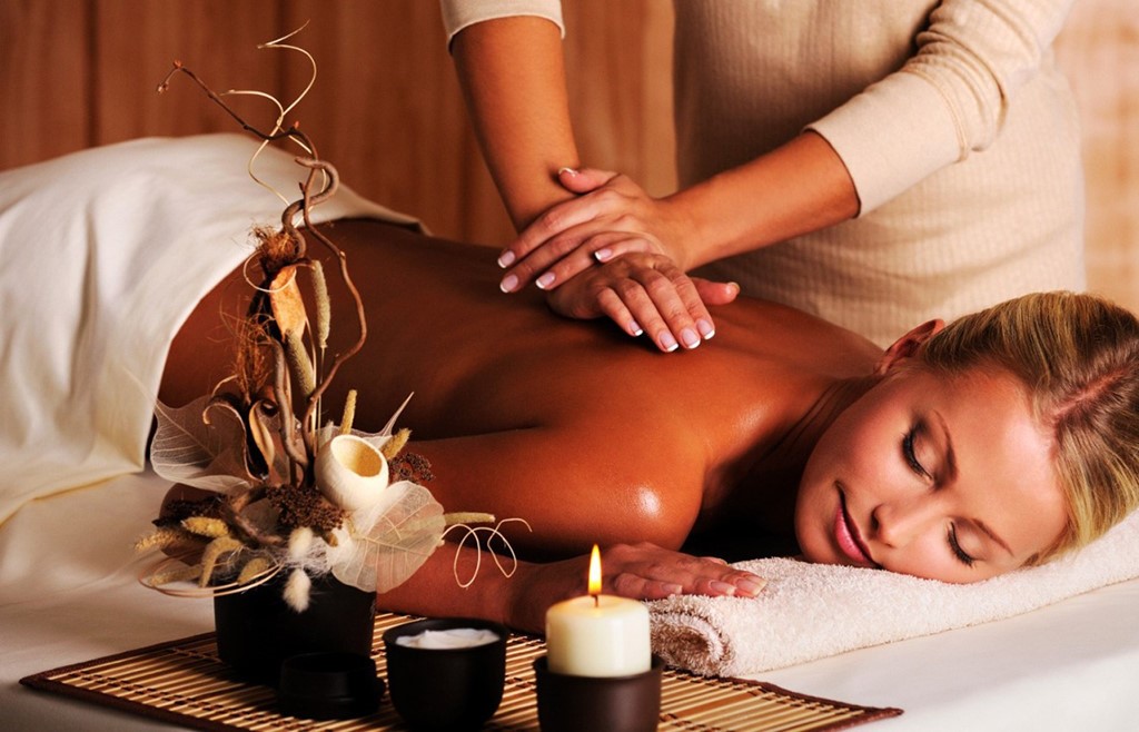 Massage body kết hợp tinh dầu để thư giãn và làm đẹp da