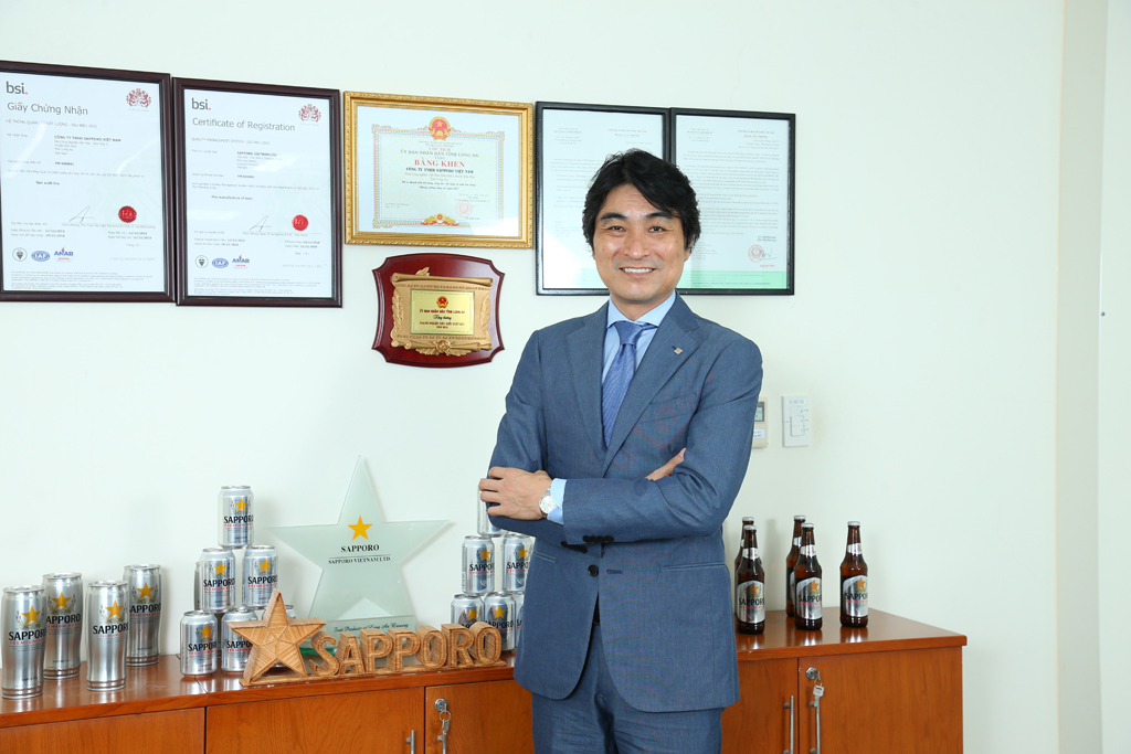 Ông Mikio Masawaki - Tổng giám đốc Công ty TNHH Sapporo Việt Nam tại góc trưng bày của Nhà máy bia Sapporo Việt Nam