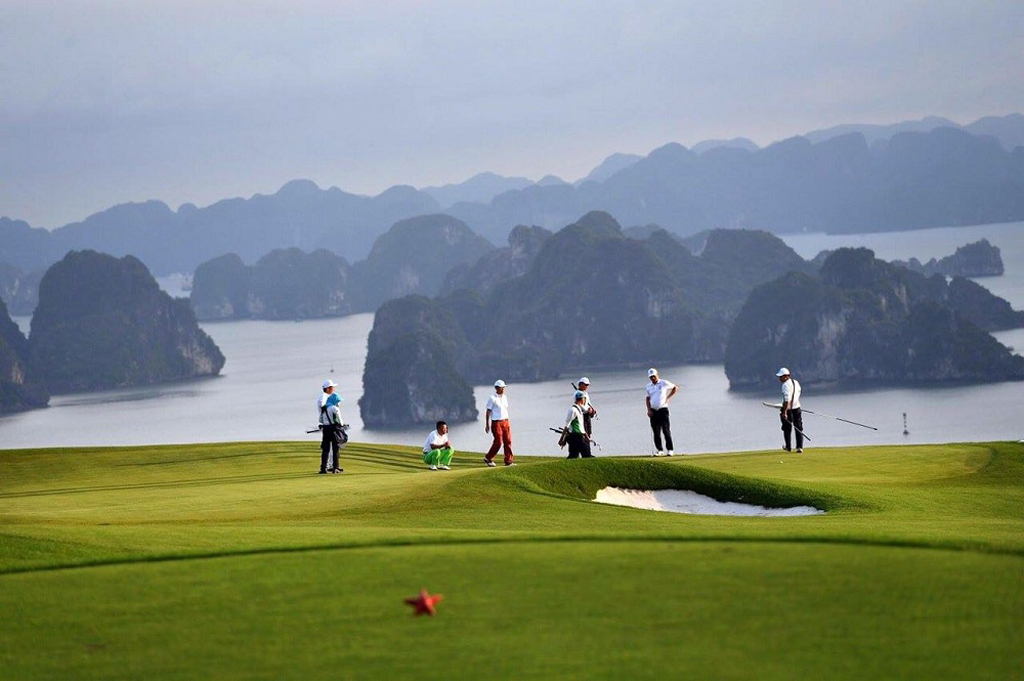 Từ sân golf có thể nhìn toàn cảnh vịnh Hạ Long