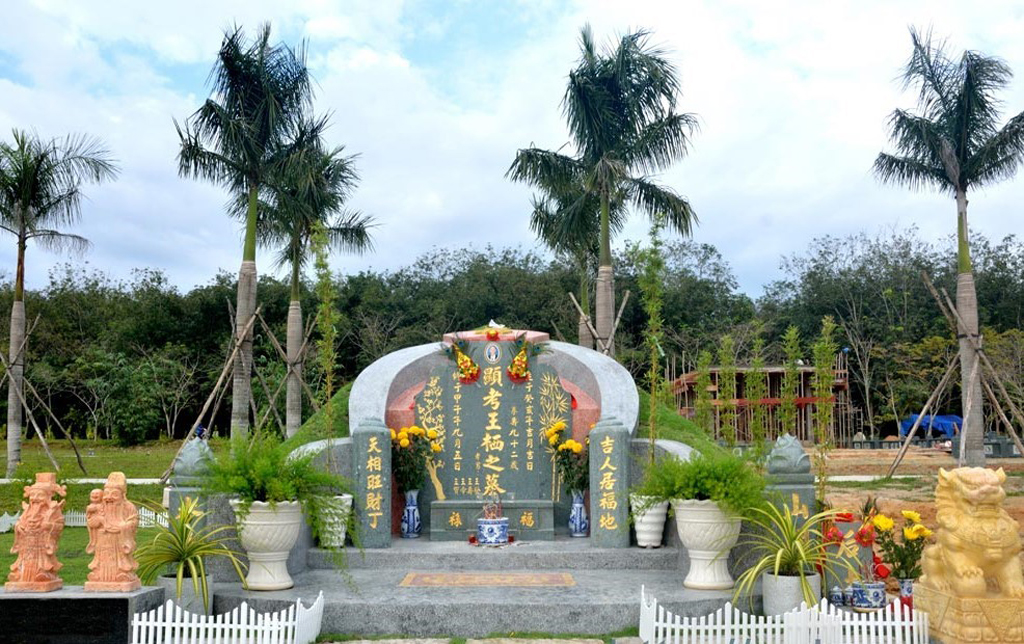 Ngoài khu đất chung dành cho các tôn giáo, Hoa viên còn có riêng khu mộ dành cho người Hoa