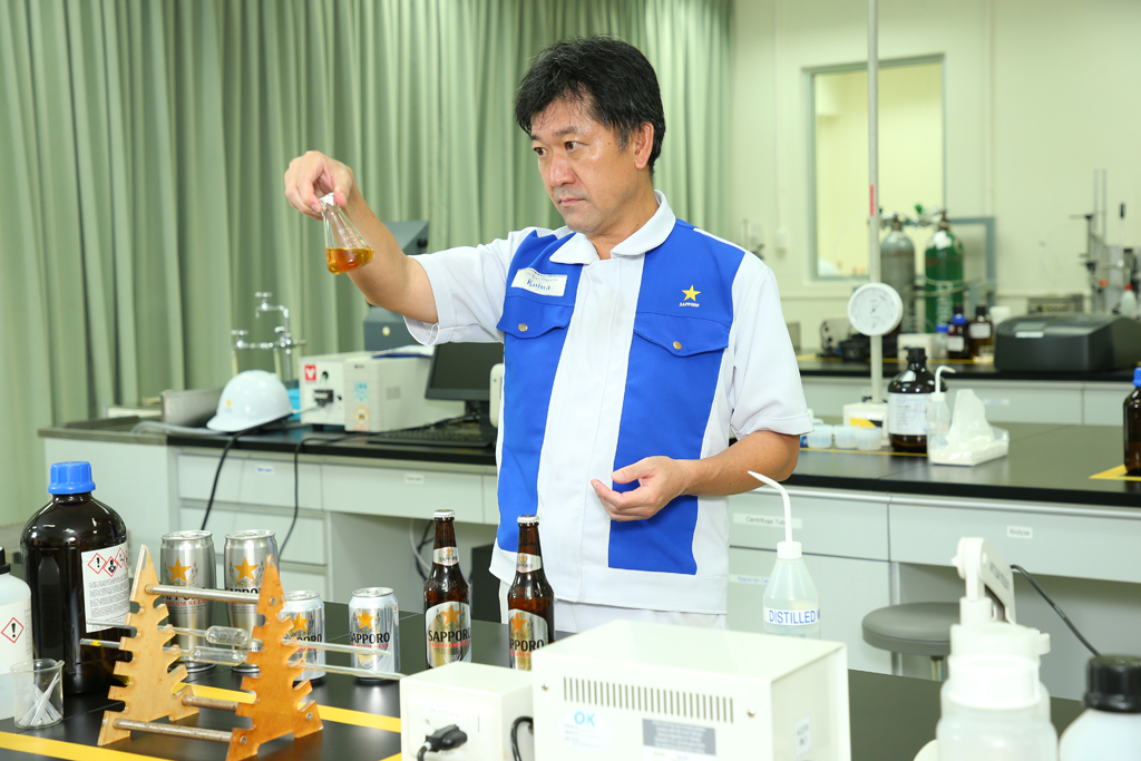 Ông Tatsuya Koiwa - Giám đốc Nhà máy Bia Sapporo Việt Nam đang kiểm tra chất lượng bia