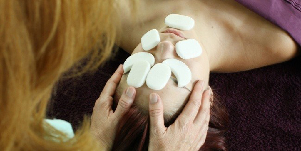 Chăm sóc da cùng đá lạnh massage