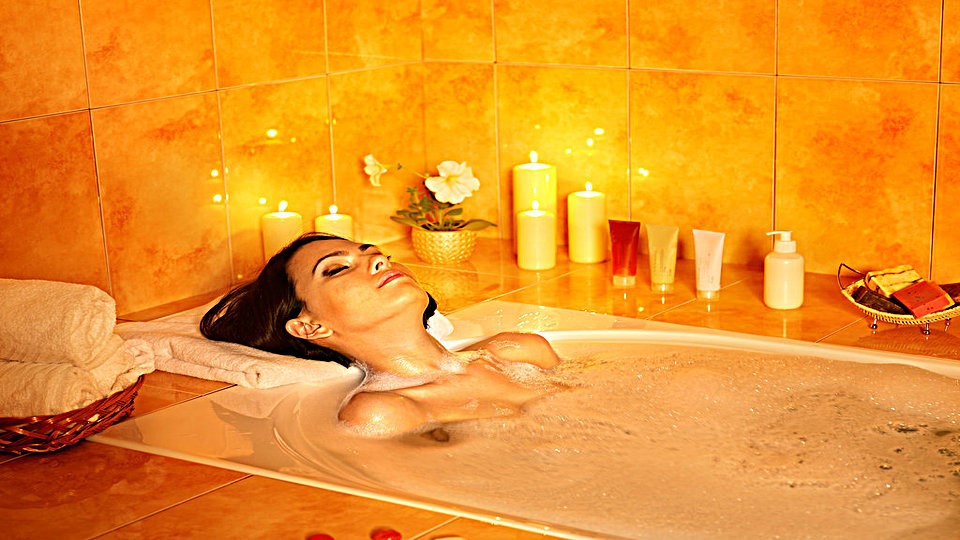 Ngâm tắm với bồn massage kết hợp đèn và tinh dầu sẽ là liệu pháp thư giãn cuối ngày tuyệt vời