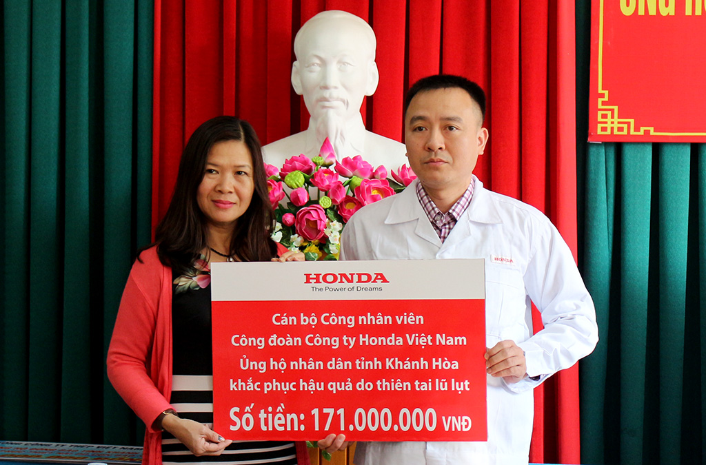 Đại diện công đoàn HVN tặng hơn 170 triệu đồng cho người dân Khánh Hòa