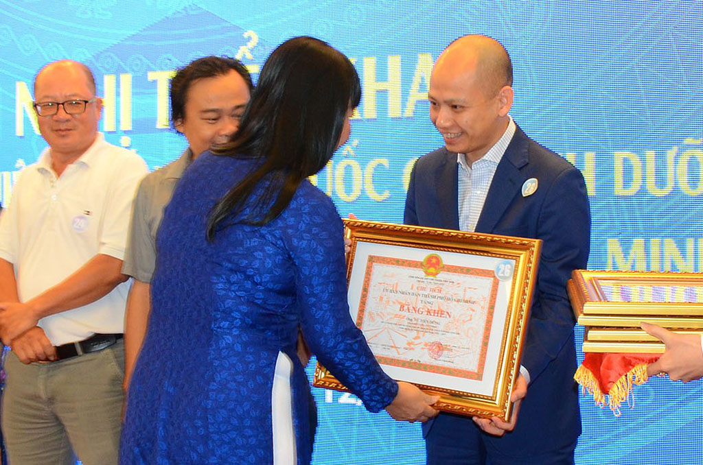 Bà Nguyễn Thị Thu, Phó chủ tịch UBND TP.HCM trao tặng bằng khen cho UNIBEN vì “đã có thành tích xuất sắc trong công tác tham gia thực hiện Chiến lược quốc gia về dinh dưỡng”