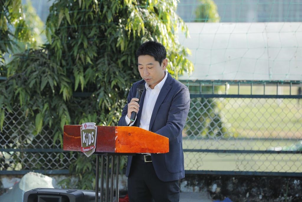 Ông Kim Hwan - Tổng giám đốc Công ty TNHH Dae Hong Communication Việt Nam, đại diện Tập đoàn Lotte chúc mừng sự thành công của CLB Lotte Kids FC
