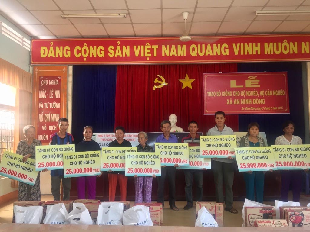 Các hộ gia đình tại xã An Ninh Đông, huyện Đức Hòa, tỉnh Long An nhận hỗ trợ nguồn vốn mua bò giống từ Tập đoàn Novaland