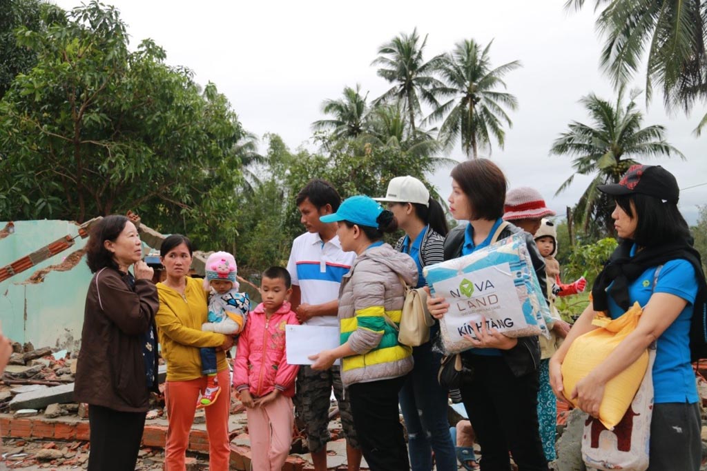  Nhân viên Novaland cùng Hội bảo trợ Người khuyết tật, Quyền trẻ em và Bệnh nhân nghèo tỉnh Quảng Nam thăm hỏi và tặng quà cho các hộ gia đình chịu thiệt hại nặng nề từ cơn bão số 12 tại tỉnh Quảng Nam