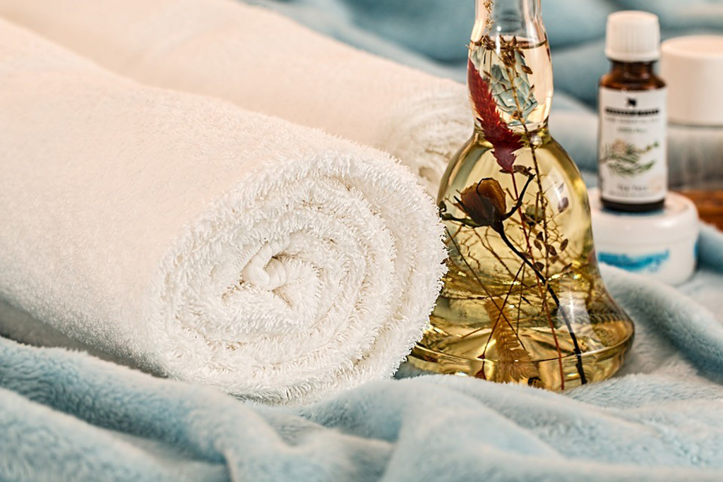 Dùng khăn bông mềm để lau khô mồ hôi trên cơ thể sau khi xông và tuyệt đối không tắm lại ngay
