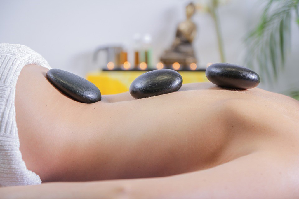 Massage body với đá bazan