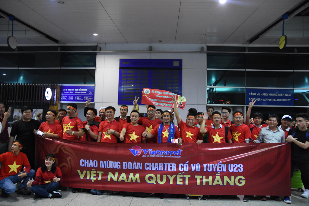 Với khí thế hừng hực, fans hâm mộ Việt Nam hứa hẹn sẽ “làm nóng” sân vận động tại Thường Châu chiều nay