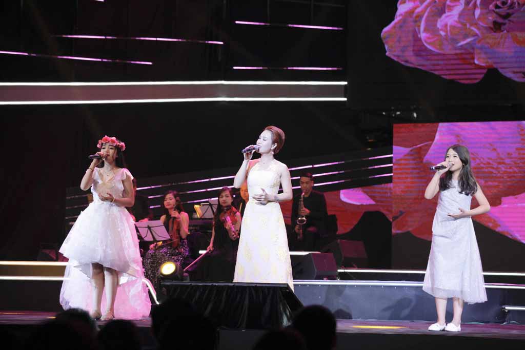 Uyên Linh và dàn quán quân The Voice Kids hát An Bình là hạnh phúc với giai điệu ngọt ngào