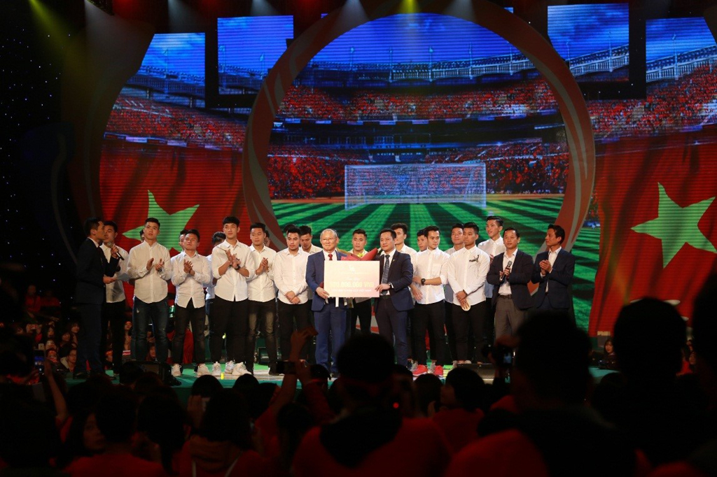 Ông Lê Văn Thịnh - Phó tổng giám đốc Tập đoàn Tân Hoàng Minh trao tặng 500 triệu đồng cho đội tuyển U.23 Việt Nam
