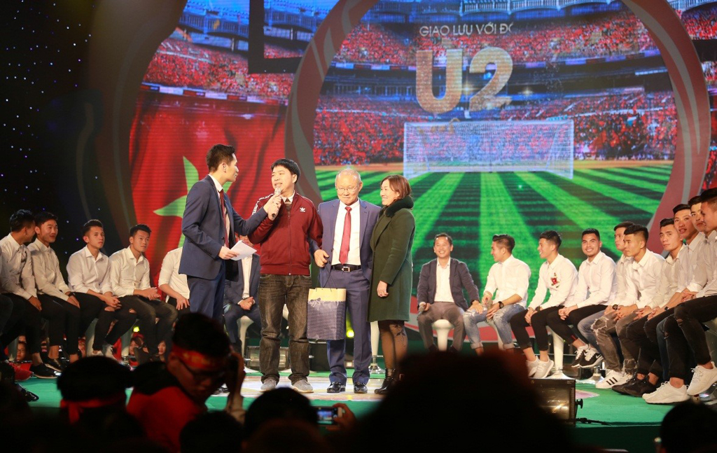 Bố mẹ cầu thủ Văn Toàn thay mặt phụ huynh các cầu thủ U.23 Việt Nam cám ơn huấn luyện viên Park Hang Seo