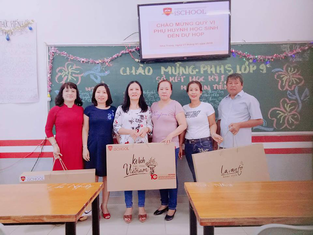 Phụ huynh học sinh iSchool Nha Trang vui mừng nhận quà tri ân từ giáo viên chủ nhiệm