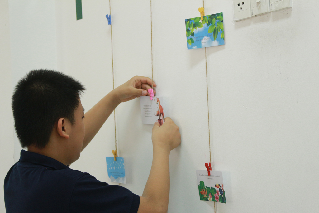 Em Vũ Minh Thông, học sinh lớp 5.1, Trường quốc tế song ngữ Học viện Anh quốc UK Academy gắn card lên bức tường Sống đẹp - Học làm người tử tế