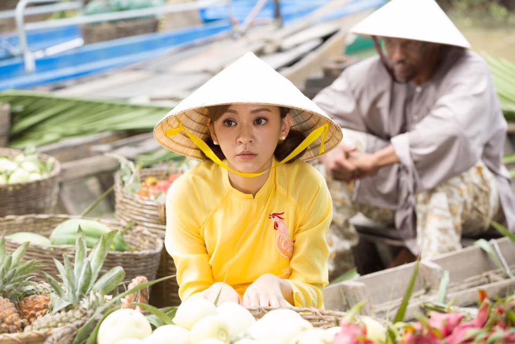 Trần Y Hàm cũng có bối cảnh diễn xuất tại chợ nước nổi Việt Nam khi mặc áo dài, đội nón lá