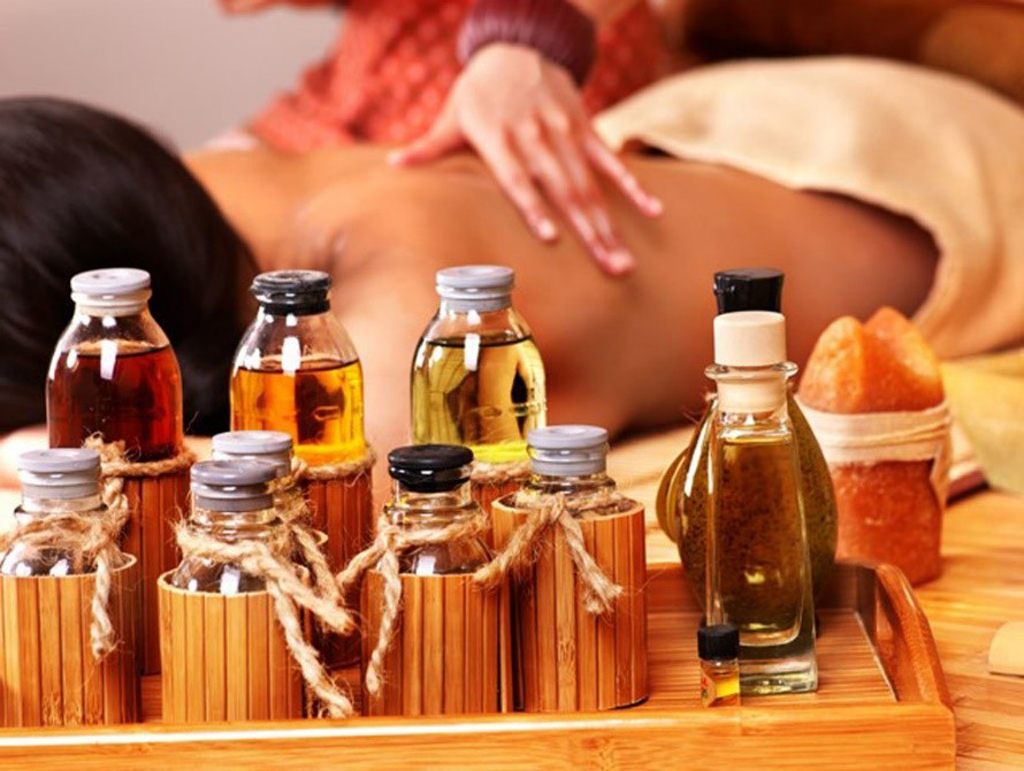 Massage tinh dầu giúp cơ thể thư giãn dễ chịu
