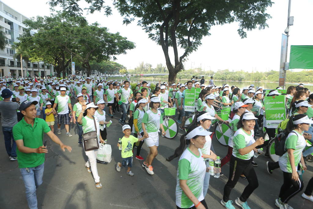  Các đường chạy đầy màu xanh, màu đặc trưng của Herbalife Việt Nam