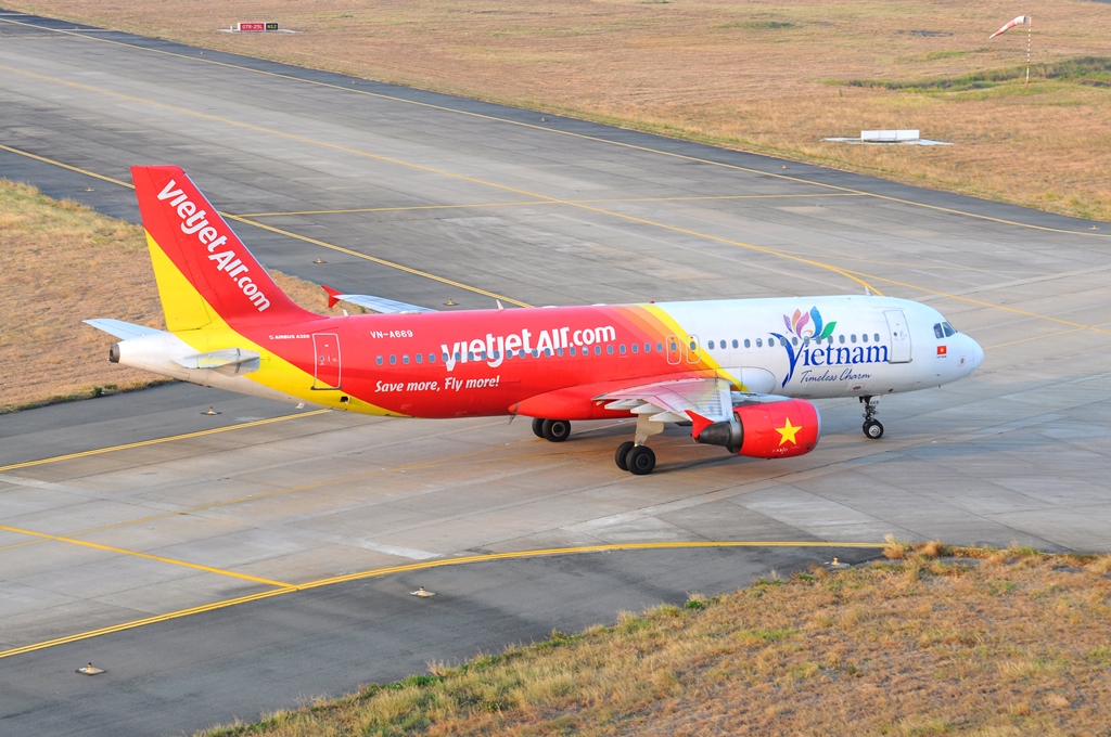 Vietjet cũng là hãng hàng không tiên phong sơn hình biểu tượng du lịch Việt Nam lên tàu bay
