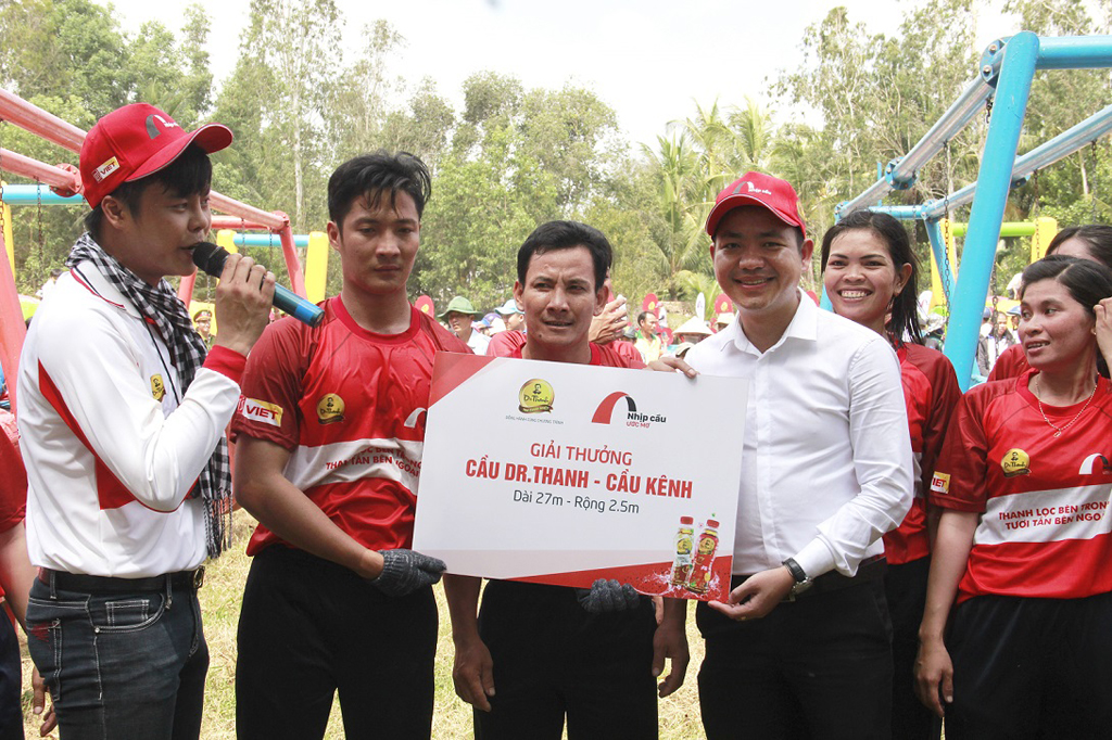 Ông Nguyễn Văn Tùng, đại diện Tập đoàn Tân Hiệp Phát trao tặng cây cầu Dr Thanh - Cầu Kênh trị giá khoảng 700 triệu cho bà con Xà Phiên