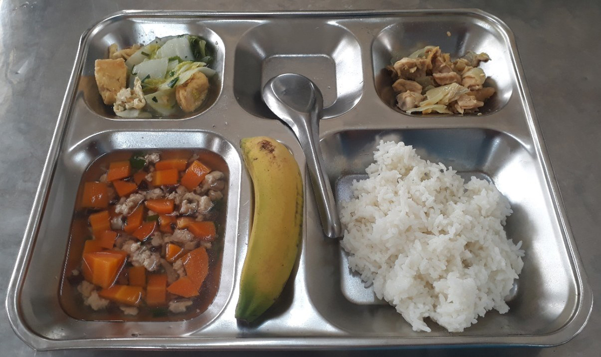 Khẩu phần ăn của các em Trường tiểu học Chu Văn An - Hà Nội đang áp dụng dự án Bữa ăn học đường