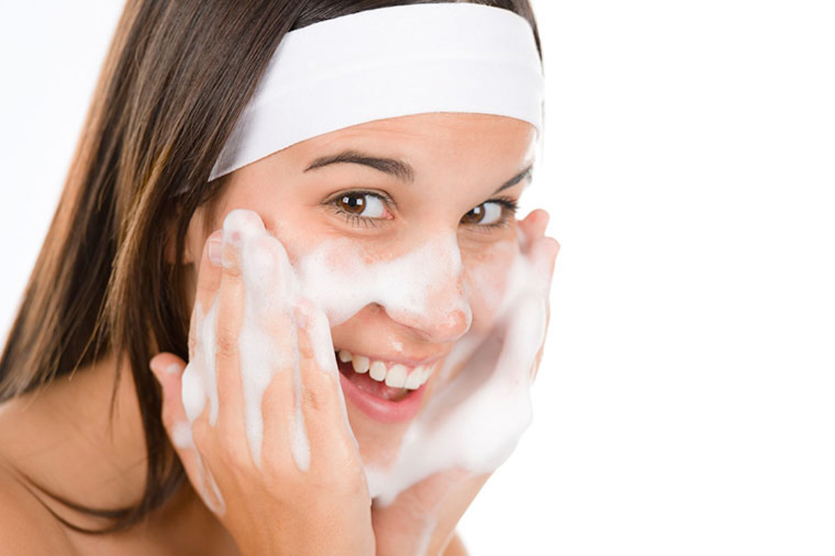 Sử dụng sửa rửa mặt làm sạch da trước khi đắp mặt nạ