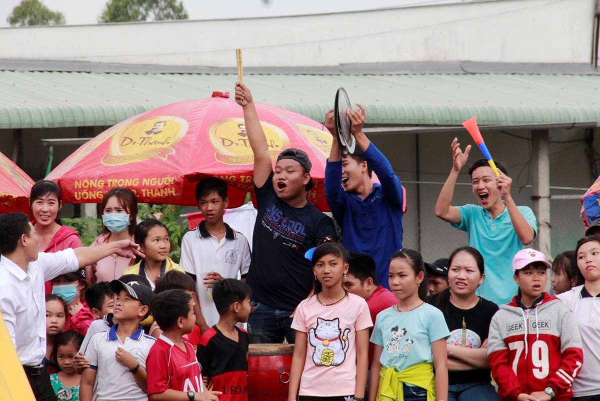 Người dân và các em học sinh reo hò trong lễ khởi công cầu Dr Thanh - Ban Dày