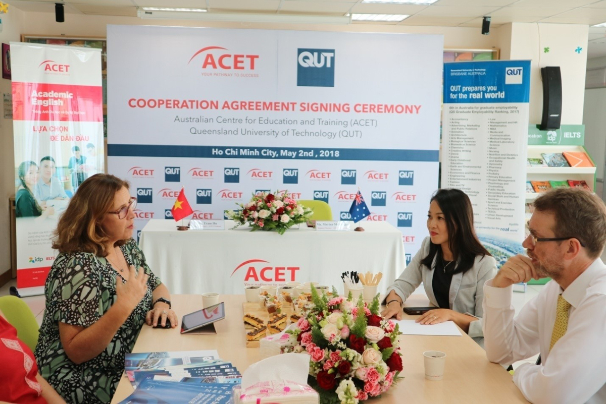 Đại diện ACET và QUT trao đổi trong lễ ký kết