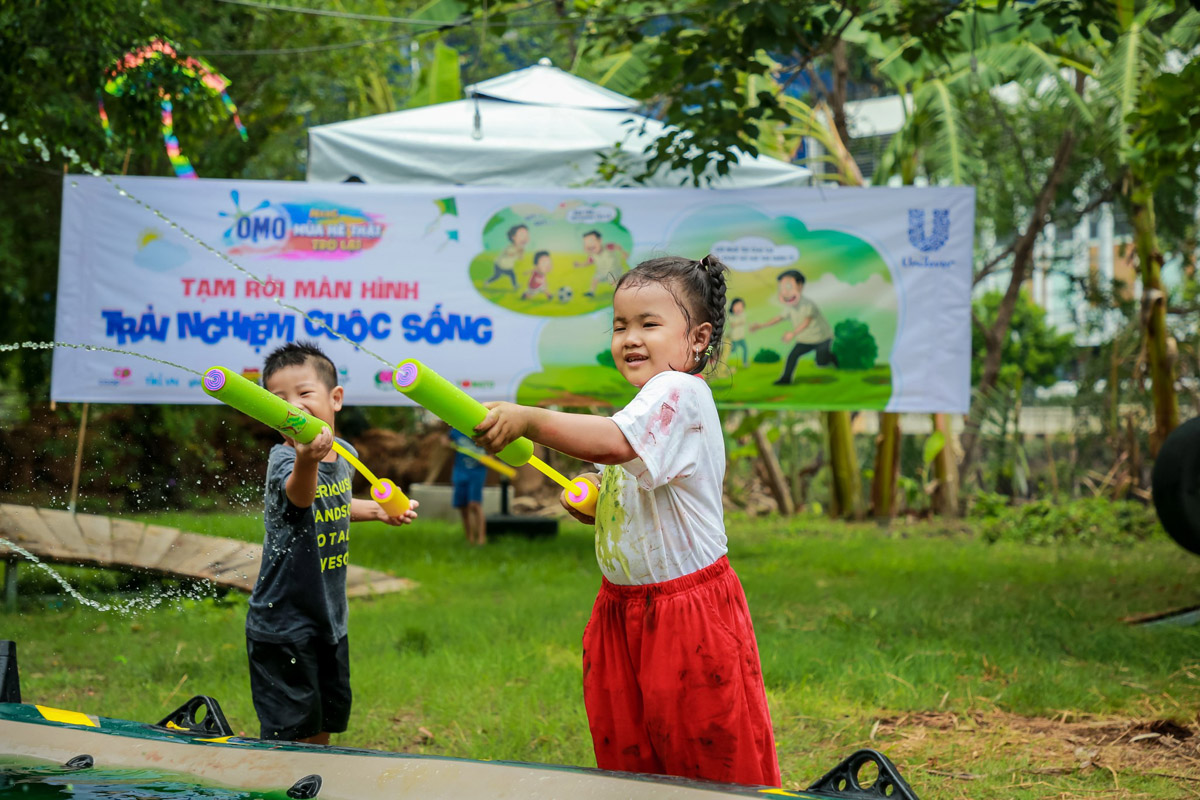 Dẫu quần áo có lấm lem, những giây phút vui chơi ngoài trời mang lại giá trị to lớn với trẻ em